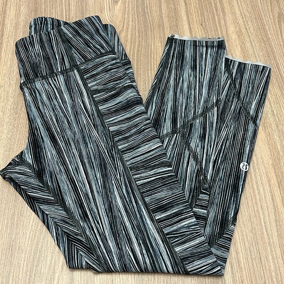 Lululemon Tight Stuff Tight II 22” in Low Tide Alpine White Black Legging Size 4 - Picture 1 of 7